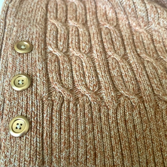 Beautiful sweater, perfect condition. - Picture 2 of 4